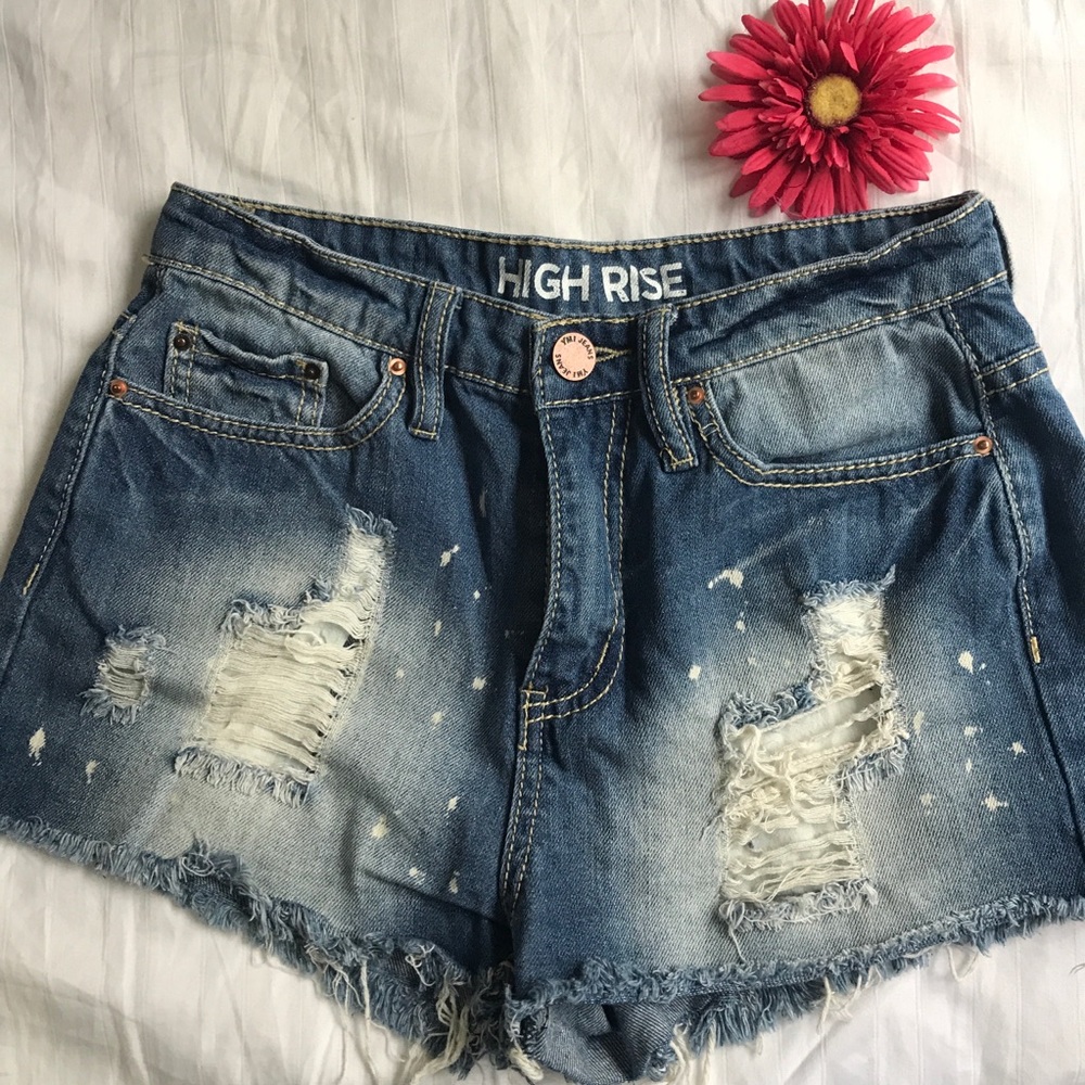 High waist shorts with destructed style